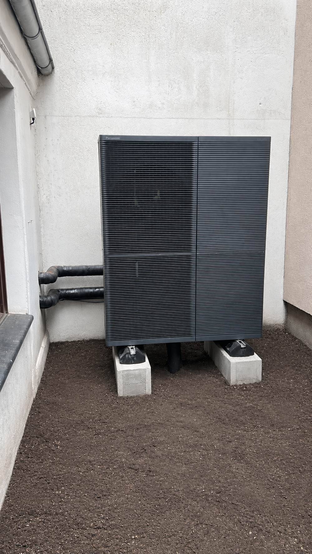16-kW-Luft-Wasser-Wärmepumpe auf Betonsockeln im Innenhof eines Bremer Altbaus