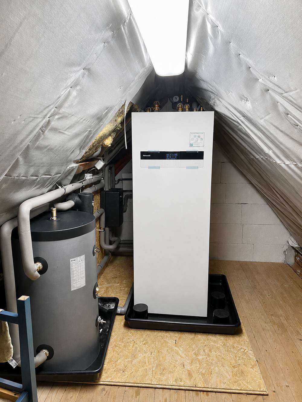 Kombihydromodul einer 9-kW-Wärmepumpe mit Pufferspeicher unter der Dachschräge auf dem Dachboden