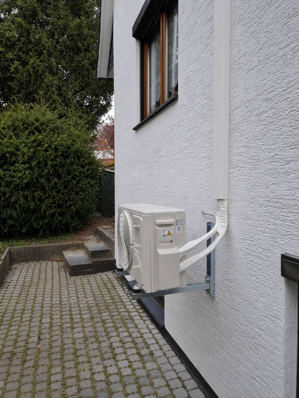 Außeneinheit einer Multisplit-Klimaanlage auf verzinkter Wandkonsole an einem Einfamilienhaus in Bremen