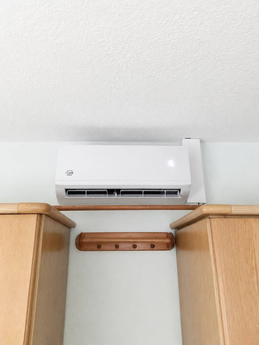 Zweite Inneneinheit der Multisplit-Anlage über dem Kleiderschrank