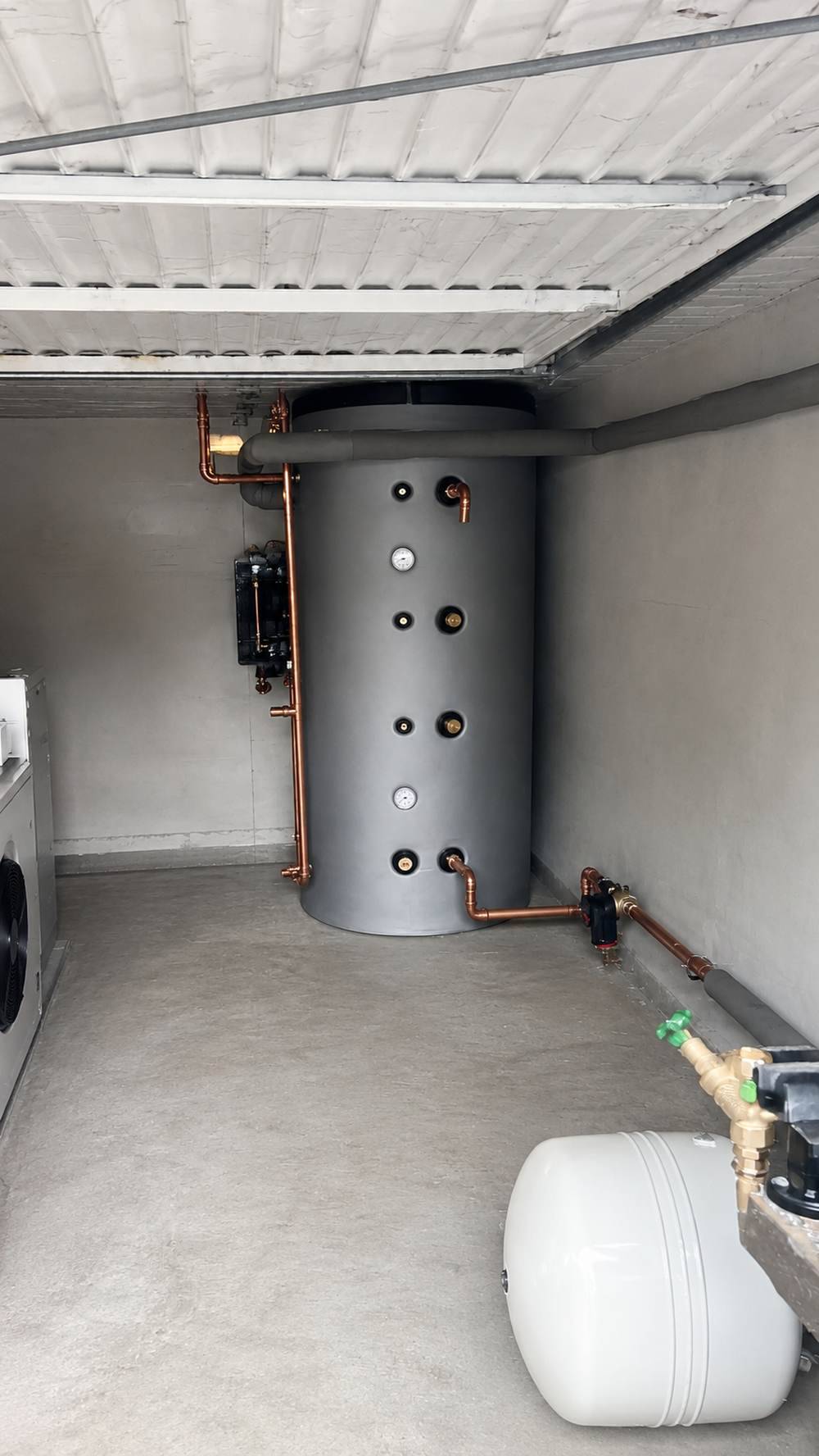 Pufferspeicher mit Kupferverrohrung, Schmutzabscheider und Ausdehnungsgefäß im Technikraum