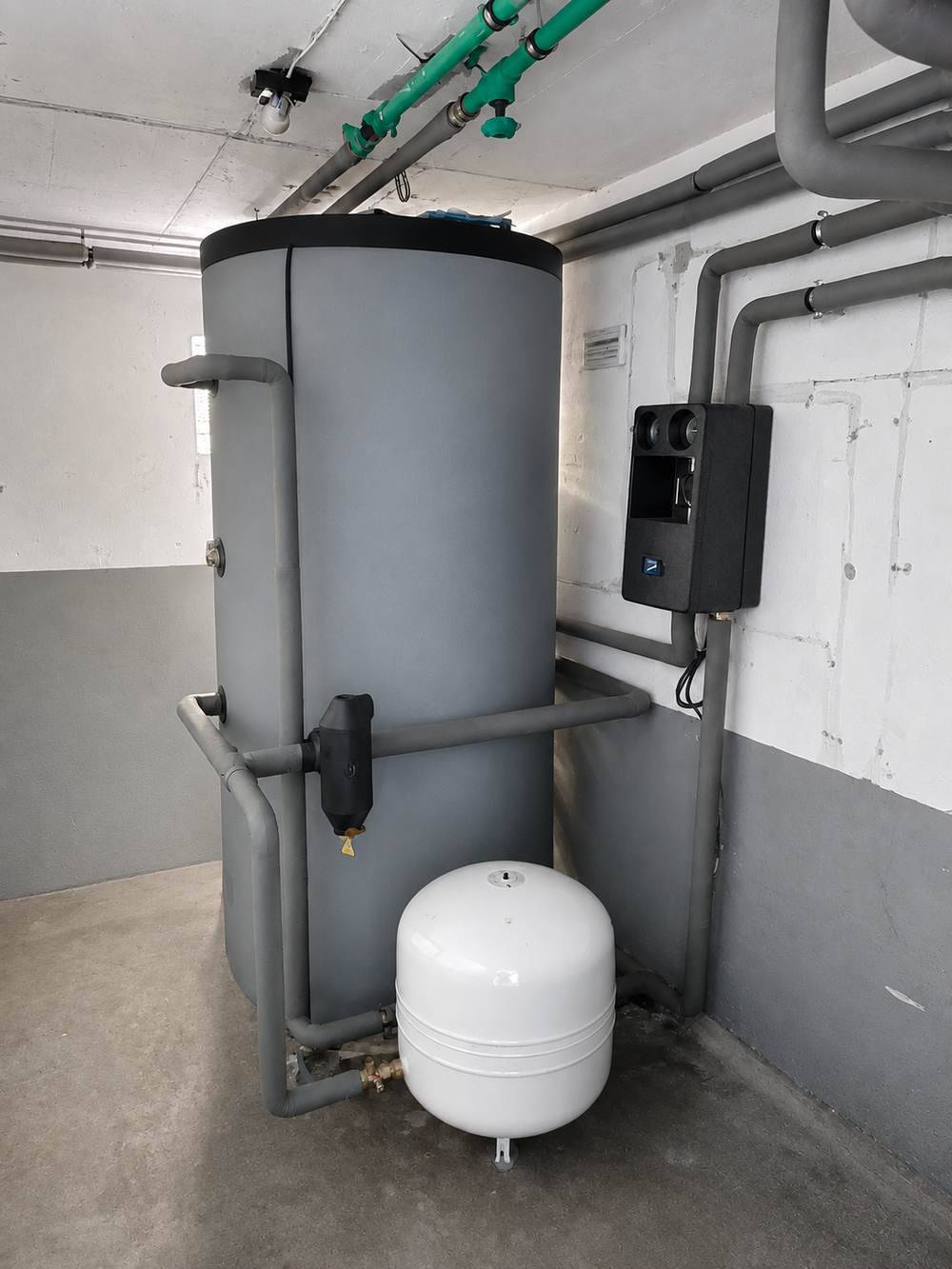 Warmwasserspeicher mit Ausdehnungsgefäß und Regelungseinheit