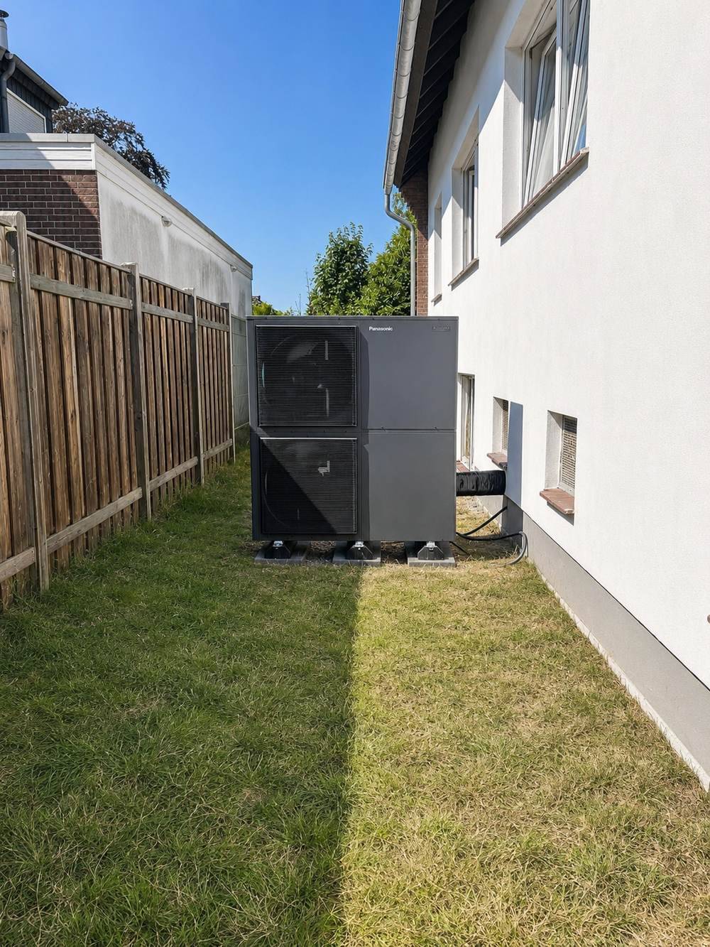 Luft-Wasser-Wärmepumpe an der Außenwand eines Mehrfamilienhauses in Lilienthal