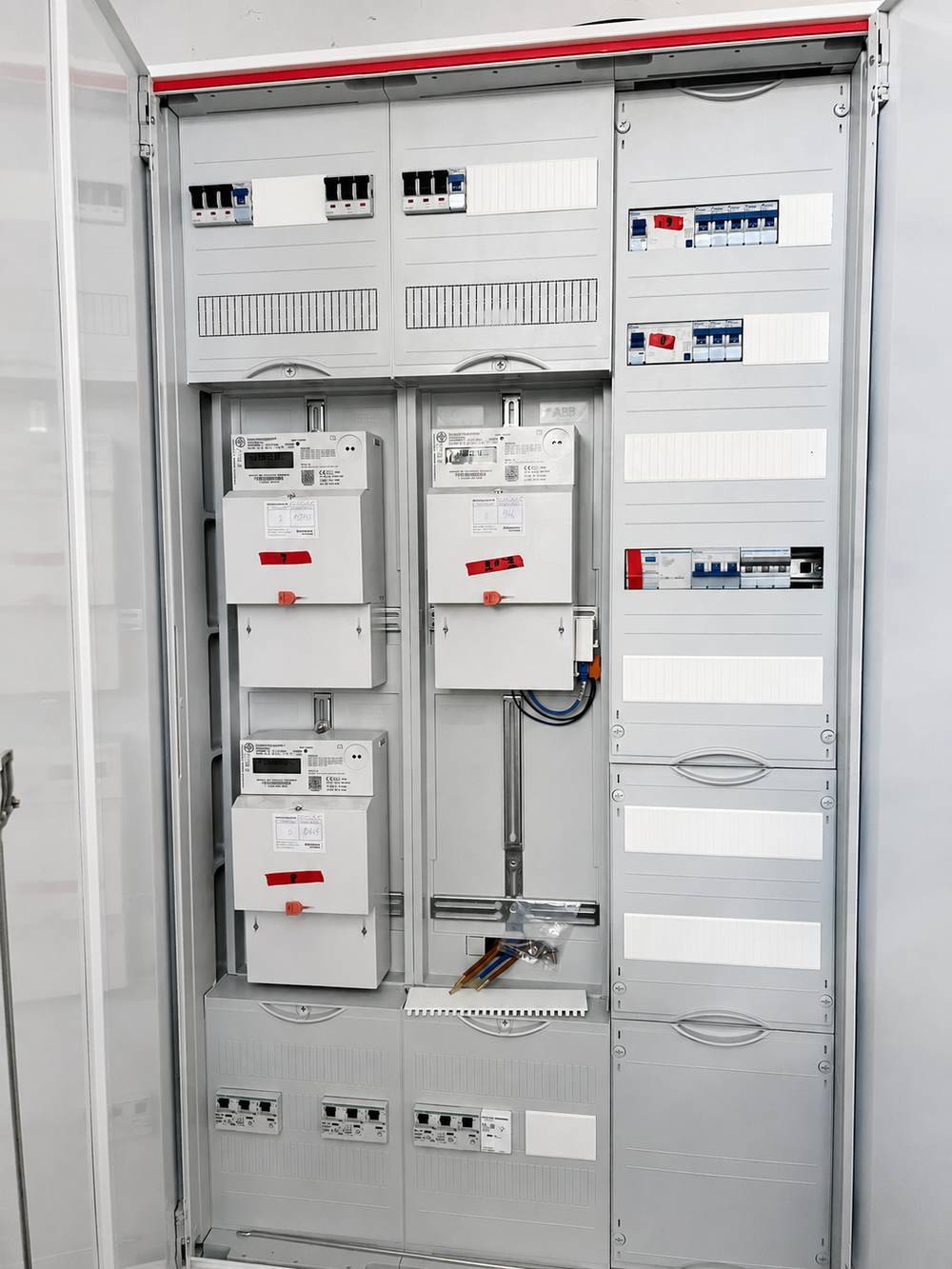 Geöffneter Zählerschrank mit Zählern, Sicherungsautomaten und Reserveplätzen